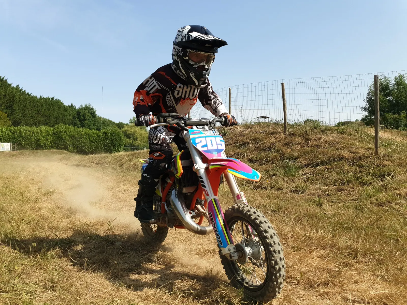 Clément #205 en 2022 sur KTM 50 SX lors d'un entraînement à Martigné Ferchaud (35) sur le petit terrain