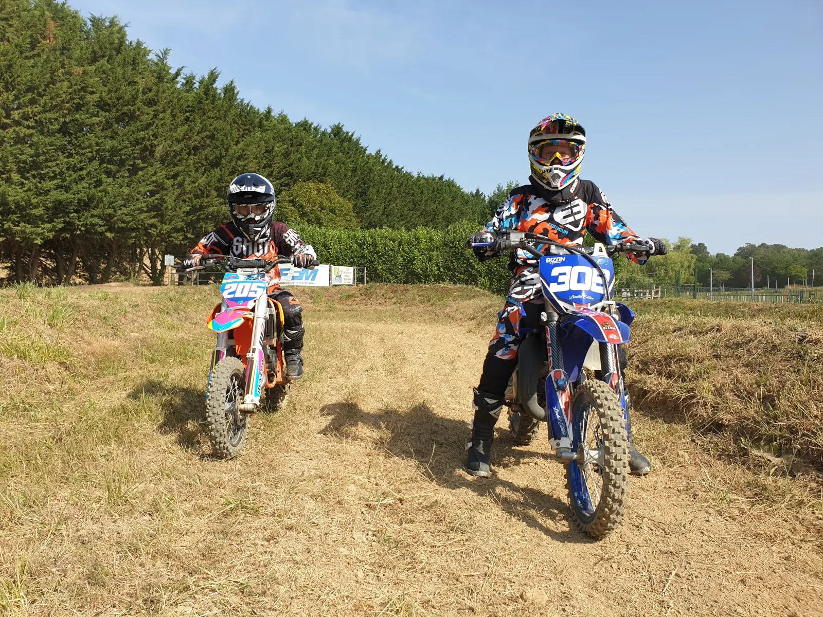 Quentin #308 sur Yamaha YZ 65 et Clément #205 sur KTM 50 SX en 2022 lors d'un entraînement à Martigné Ferchaud (35) sur le petit terrain
